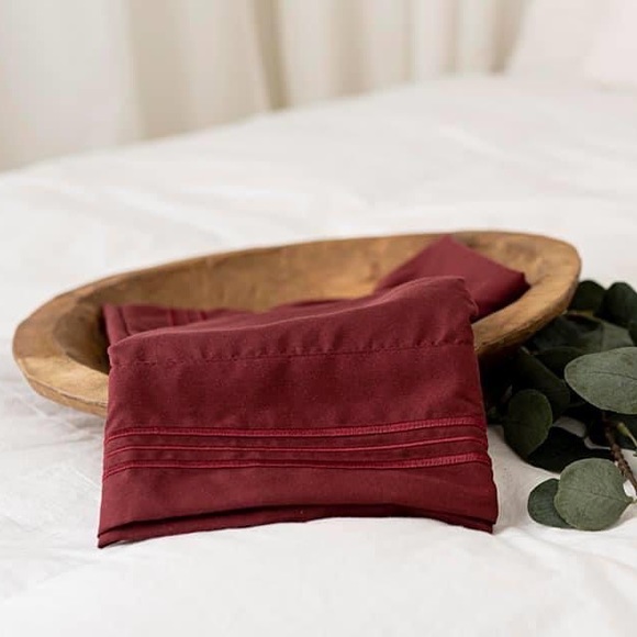 ⭐️SALE⭐️Queen 4pc Burgundy Bedsheets - Picture 2 of 6